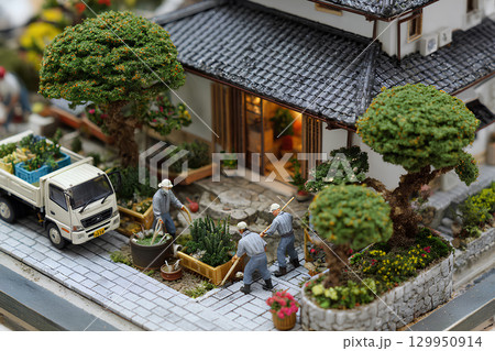 庭造りをする植木職人と造園士(ジオラマ) 庭造りをする植木職人と造園士(ジオラマ) 129950914