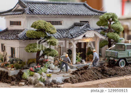 庭造りをする植木職人と造園士(ジオラマ) 庭造りをする植木職人と造園士(ジオラマ) 129950915