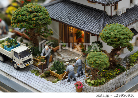 庭造りをする植木職人と造園士（ジオラマ） 129950916