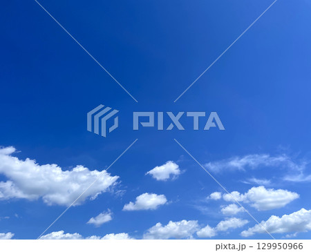 夏の青空と白い雲 夏の青空と白い雲 129950966