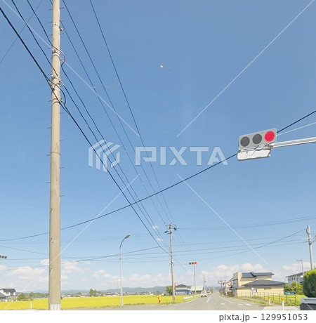 青空と電柱のある風景 129951053