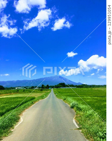 どこまでも続く一本道 129951054
