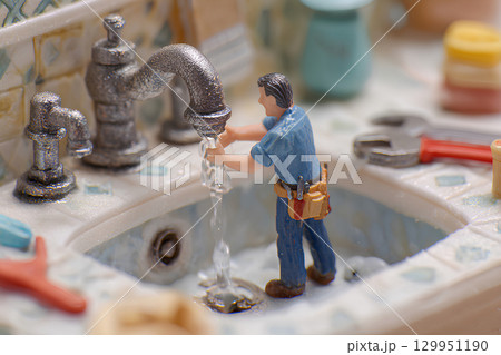 シンクの水道工事の作業風景（ジオラマ） 129951190