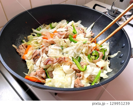 フライパンで野菜炒めを作るシーン フライパンで野菜炒めを作るシーン 129951239