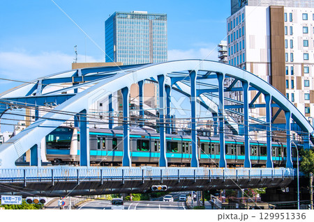 日本の東京都市景観 京浜東北・根岸線(先頭車両)などを望む。奥にベースゲート横浜関内タワー 日本の東京都市景観 京浜東北・根岸線(先頭車両)などを望む。奥にベースゲート横浜関内タワー 129951336
