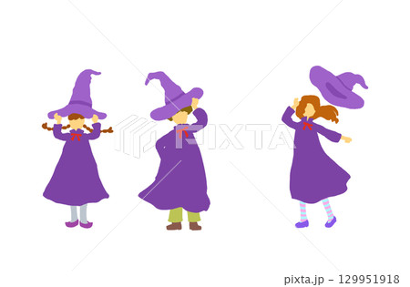 ハロウィンで魔法使いの仮装をする子供達 129951918
