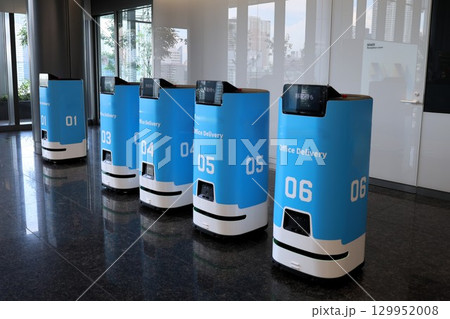 商業施設のデリバリーロボット 129952008
