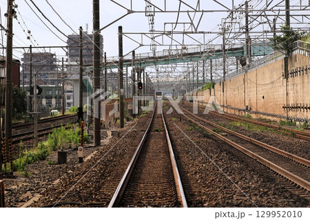 まっすぐ続く線路と走り去る列車 129952010