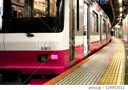 ホームで発車を待つ京成松戸線の列車 129952012