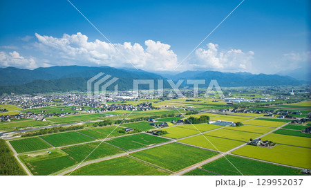 まだ暑い8月の終わりを迎えた富山県の黒部川扇状地 129952037