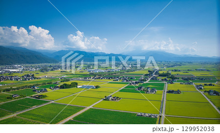 まだ暑い8月の終わりを迎えた富山県の黒部川扇状地 129952038