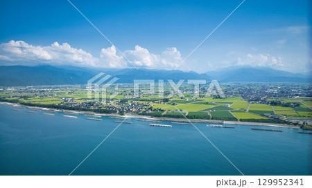 8月も終わりが近づいてきた富山県東部下新川海岸の様子 129952341