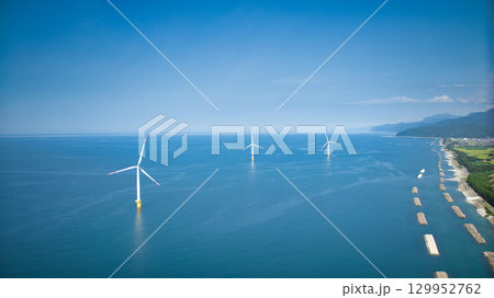 8月の終わりの富山県下新川海岸と洋上風力発電風車 8月の終わりの富山県下新川海岸と洋上風力発電風車 129952762