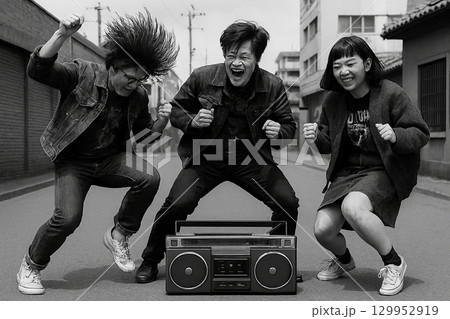 昭和の情景　ラジカセで踊る若者たち 129952919