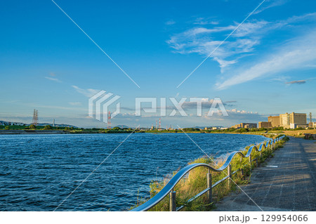 夏の淀川風景　淀川河川公園枚方地区から上流側の景観　大阪府枚方市 129954066