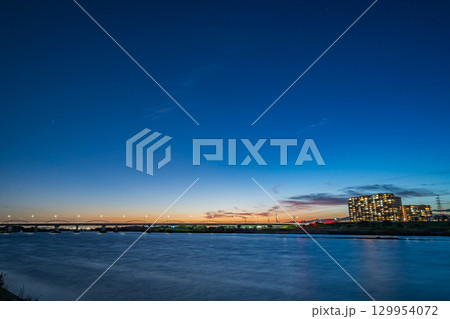 淀川夕景　淀川河川公園枚方地区から高槻市方面の景観　大阪府枚方市 129954072