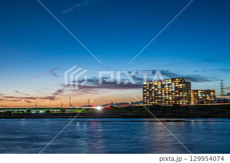 淀川夕景 淀川河川公園枚方地区から高槻市方面の景観 大阪府枚方市 淀川夕景 淀川河川公園枚方地区から高槻市方面の景観 大阪府枚方市 129954074