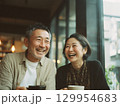 笑顔で会話するシニア夫婦 129954683