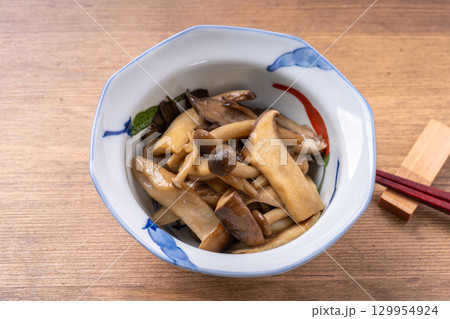 三種のきのこのバター醤油炒め 129954924