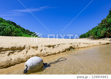 白砂と青い空が広がる石垣島クリスタルビーチの夏の絶景 129954941