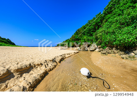 小川が流れる白砂の石垣島クリスタルビーチの夏の絶景 小川が流れる白砂の石垣島クリスタルビーチの夏の絶景 129954948