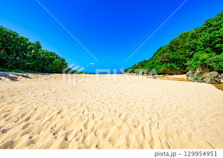 白砂が一面に広がる石垣島クリスタルビーチの夏の絶景 129954951
