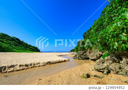 小川が流れる白砂の石垣島クリスタルビーチの夏の絶景 129954952