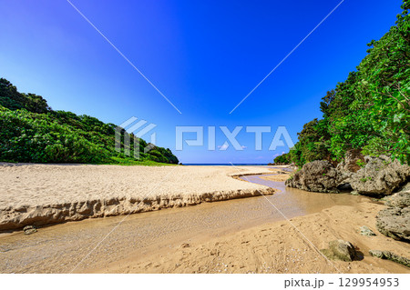 小川が流れる白砂の石垣島クリスタルビーチの夏の絶景 129954953