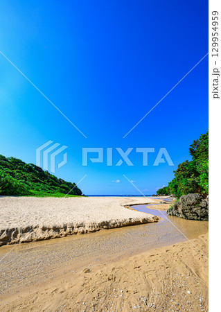 小川が流れる白砂の石垣島クリスタルビーチの夏の絶景 129954959