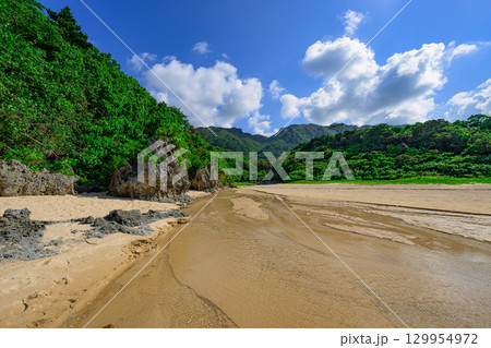 山並みと白砂が調和する石垣島クリスタルビーチの絶景 129954972