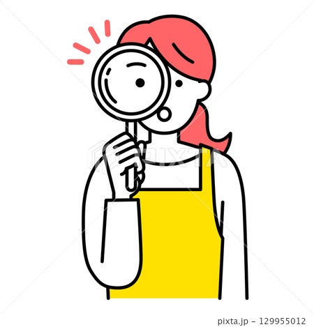 虫眼鏡を覗くエプロン姿の女性 129955012