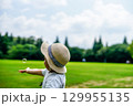夏の公園で遊ぶ女の子 129955135