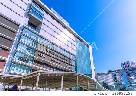 日本の横浜都市景観8月23日。猛烈な暑さ続く…横浜駅などを望む 129955153