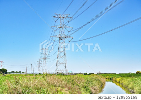 送電線鉄塔のある風景 129955169