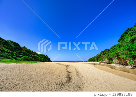 小川が流れる白砂の石垣島クリスタルビーチの夏の風景 小川が流れる白砂の石垣島クリスタルビーチの夏の風景 129955199