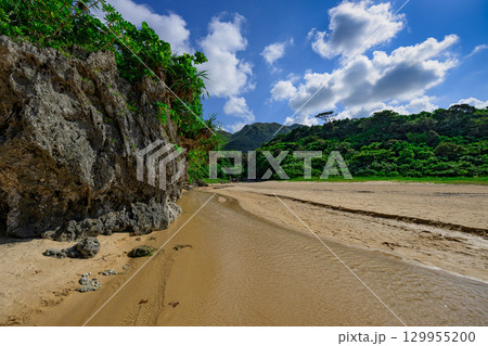 岩と小川が印象的な石垣島クリスタルビーチの夏の絶景 129955200