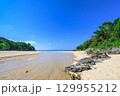 小川が流れる白砂の石垣島クリスタルビーチの夏の風景 129955212