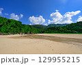 小川が流れる白砂の石垣島クリスタルビーチの夏の風景 129955215