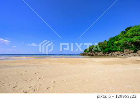 青い海と白砂が広がる石垣島クリスタルビーチの夏の絶景 青い海と白砂が広がる石垣島クリスタルビーチの夏の絶景 129955222