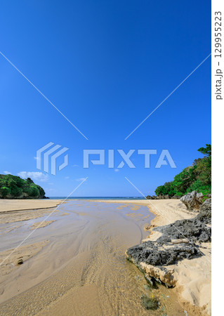 小川が流れる白砂の石垣島クリスタルビーチの夏の風景 小川が流れる白砂の石垣島クリスタルビーチの夏の風景 129955223