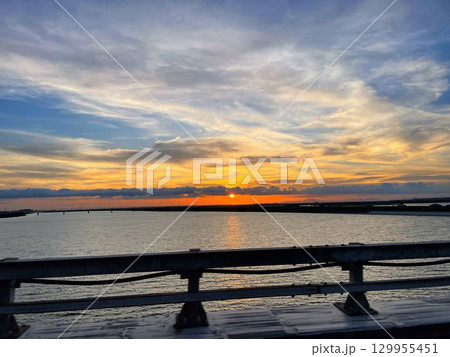 湖に沈む夕日 129955451