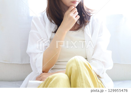 悩みを抱える女性 悩みを抱える女性 129955476