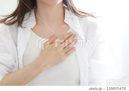 胸に手を当てる女性 心配 胸に手を当てる女性 心配 129955478