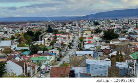 チリ・プンタアレナスのセロ・デ・ラ・クルス展望台から望む街並み 129955569