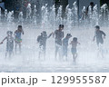 噴水で遊ぶ子どもたち 129955587