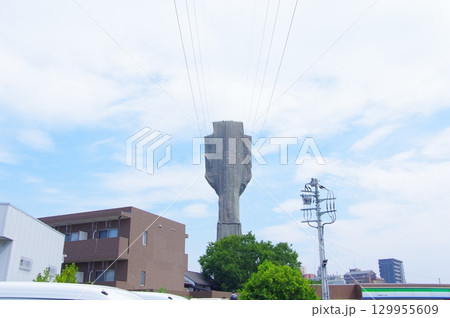 カバーをされた送電線の鉄塔 カバーをされた送電線の鉄塔 129955609