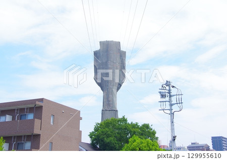 カバーをされた送電線の鉄塔 カバーをされた送電線の鉄塔 129955610