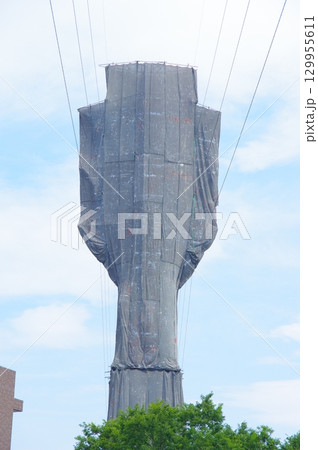 カバーをされた送電線の鉄塔 カバーをされた送電線の鉄塔 129955611