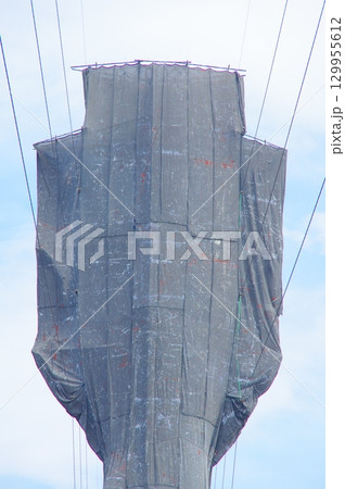 カバーをされた送電線の鉄塔 129955612