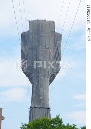 カバーをされた送電線の鉄塔 129955615